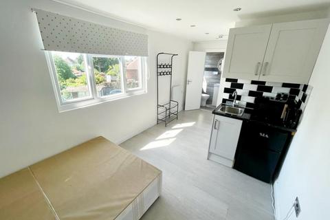 Studio to rent, Green Road, Southgate