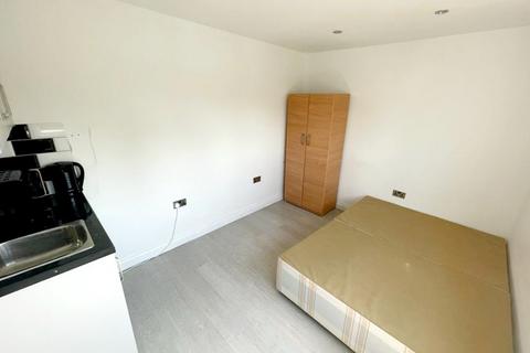 Studio to rent, Green Road, Southgate