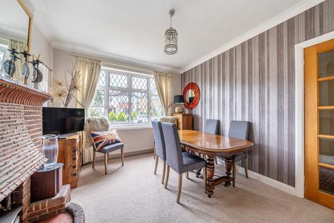 32 Barnhill, Pinner, HA5 2SX