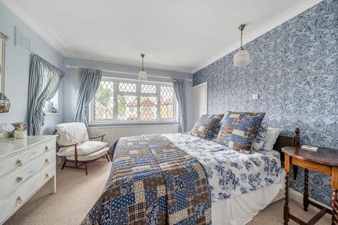 32 Barnhill, Pinner, HA5 2SX