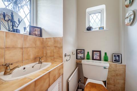 32 Barnhill, Pinner, HA5 2SX