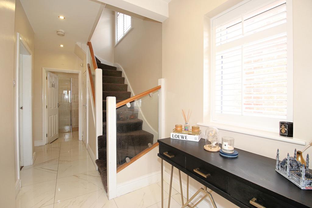 The Roundway, Thurmaston, LE4 3 bed semidetached house £300,000