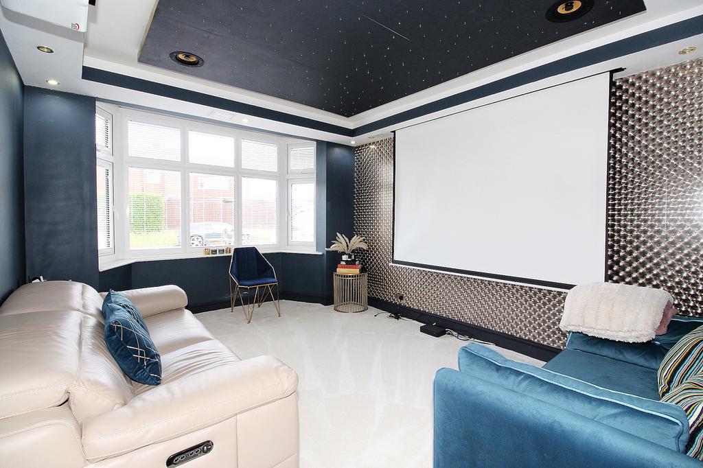 The Roundway, Thurmaston, LE4 3 bed semidetached house £300,000