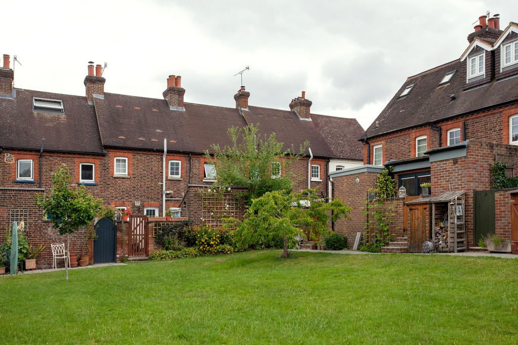 Ansell Road, Dorking, Surrey 2 bed terraced house £400,000