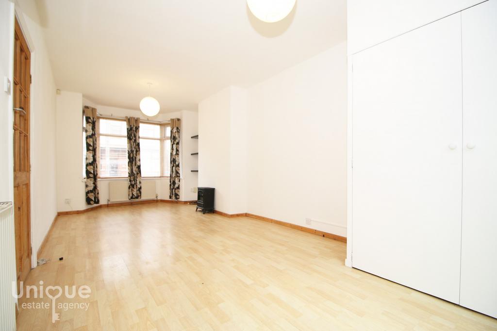 Canterbury Avenue, Blackpool... 3 bed terraced house £650 pcm (£150 pw)