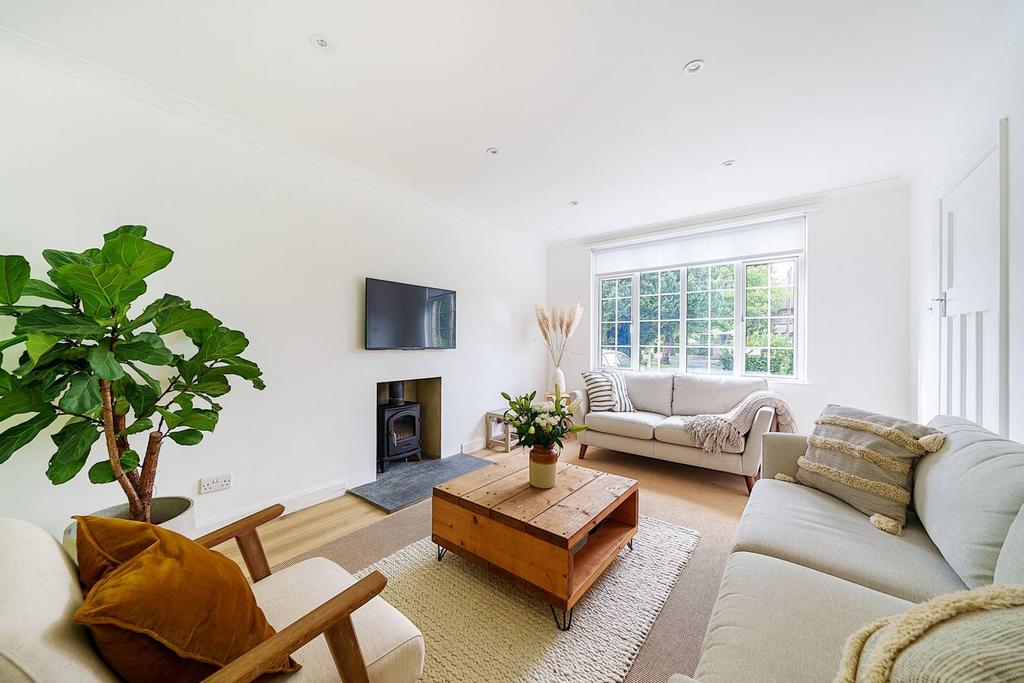Wheatsheaf Close, Horsell, Woking, GU21 3 bed detached house £3,000