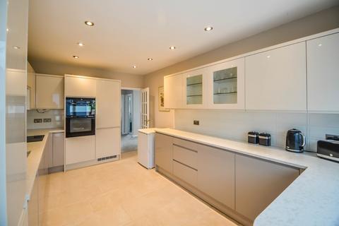 2 bedroom detached bungalow for sale - Woodgrange Drive, Southend-On-Sea SS1