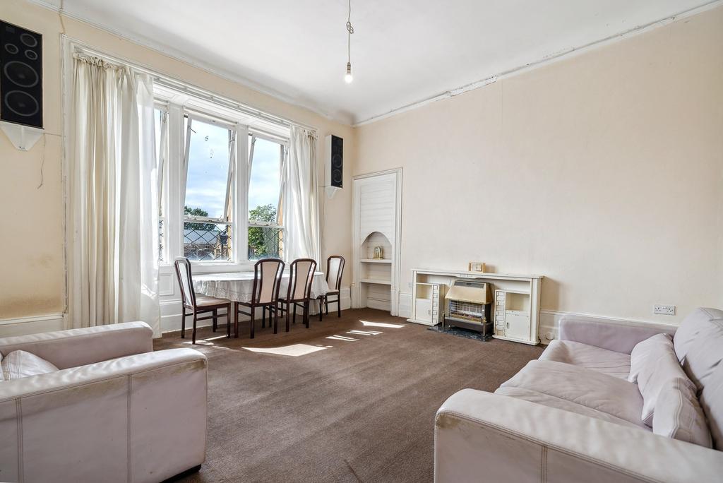 Paisley Road West, Flat 2/2, Cessnock, Glasgow, G51 1BE 3 bed flat for