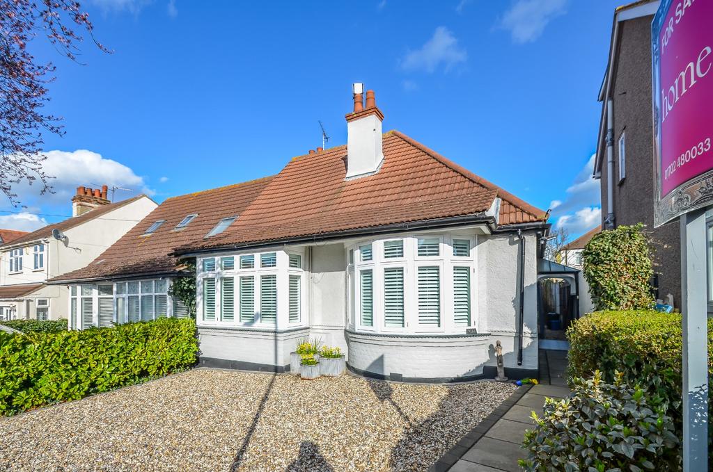 LeighOnSea, Essex SS9 3 bed semidetached bungalow for sale £550,000