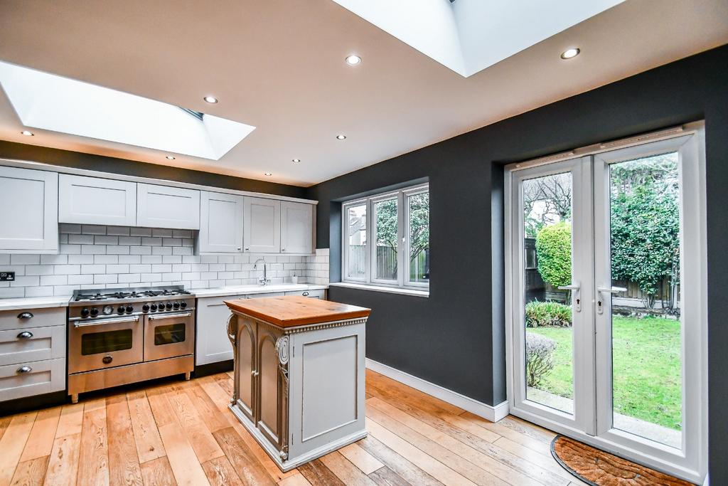 LeighOnSea, Essex SS9 3 bed semidetached bungalow for sale £550,000