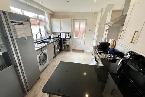 3 bedroom semi-detached house to rent, Leeds LS7