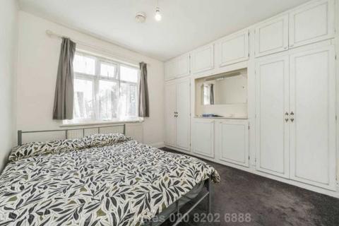 3 bedroom flat for sale, Dallas Road, London