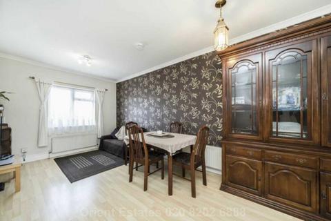 3 bedroom flat for sale, Dallas Road, London