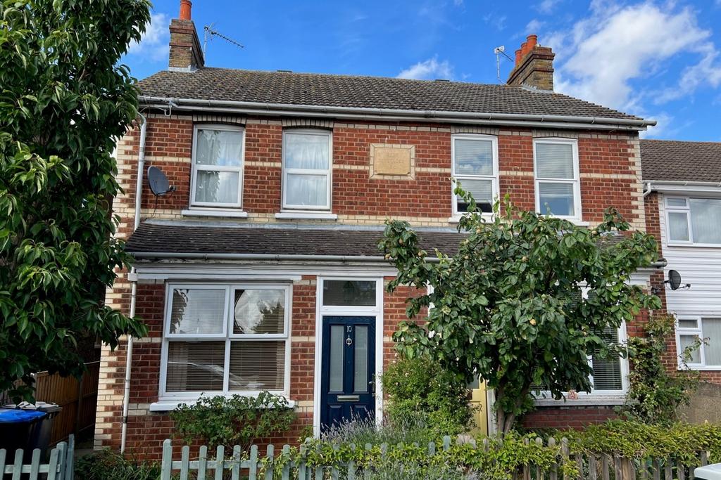 South Avenue, Egham, Surrey, TW20 2 bed semidetached house £425,000