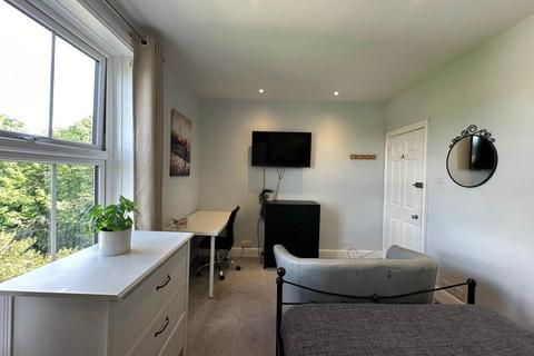 1 bedroom in a house share to rent, Stoke Road, Guildford GU1