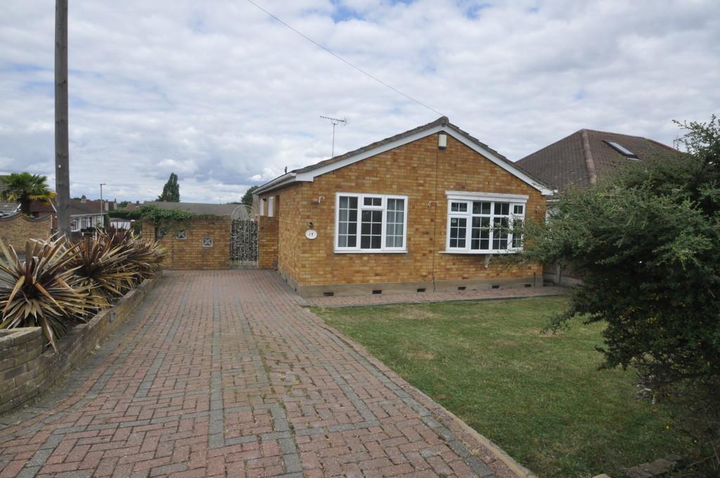 Croft Road, Benfleet 2 bed detached bungalow £1,300 pcm (£300 pw)