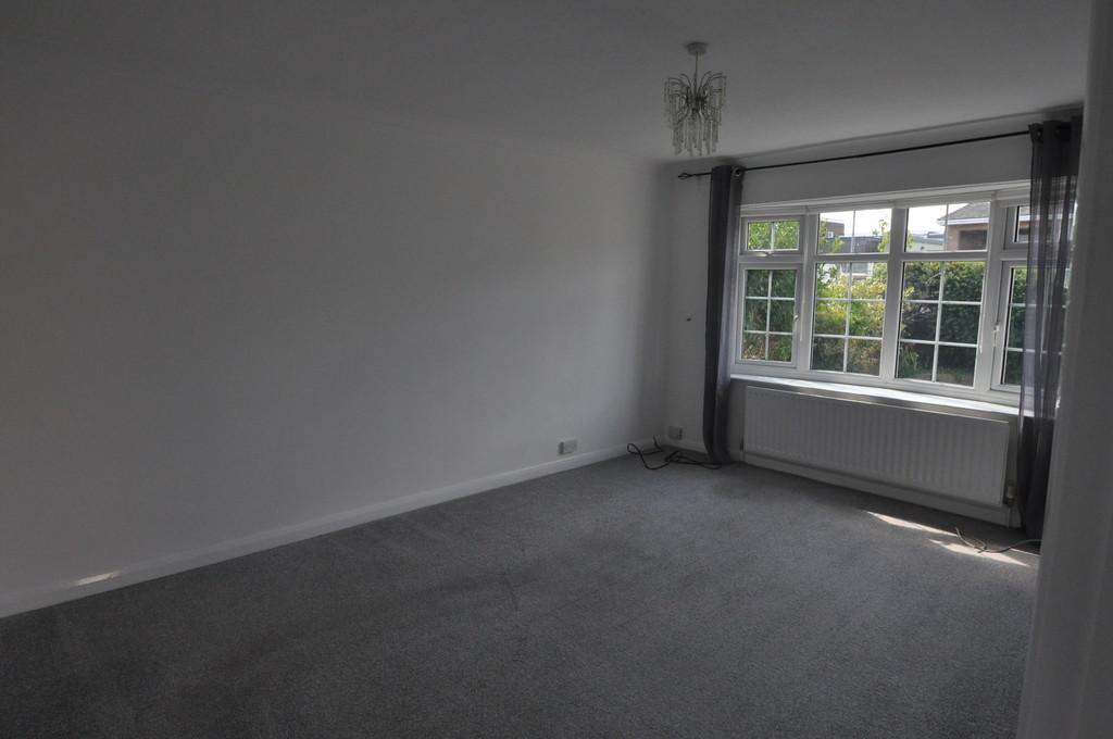 Croft Road, Benfleet 2 bed detached bungalow £1,300 pcm (£300 pw)
