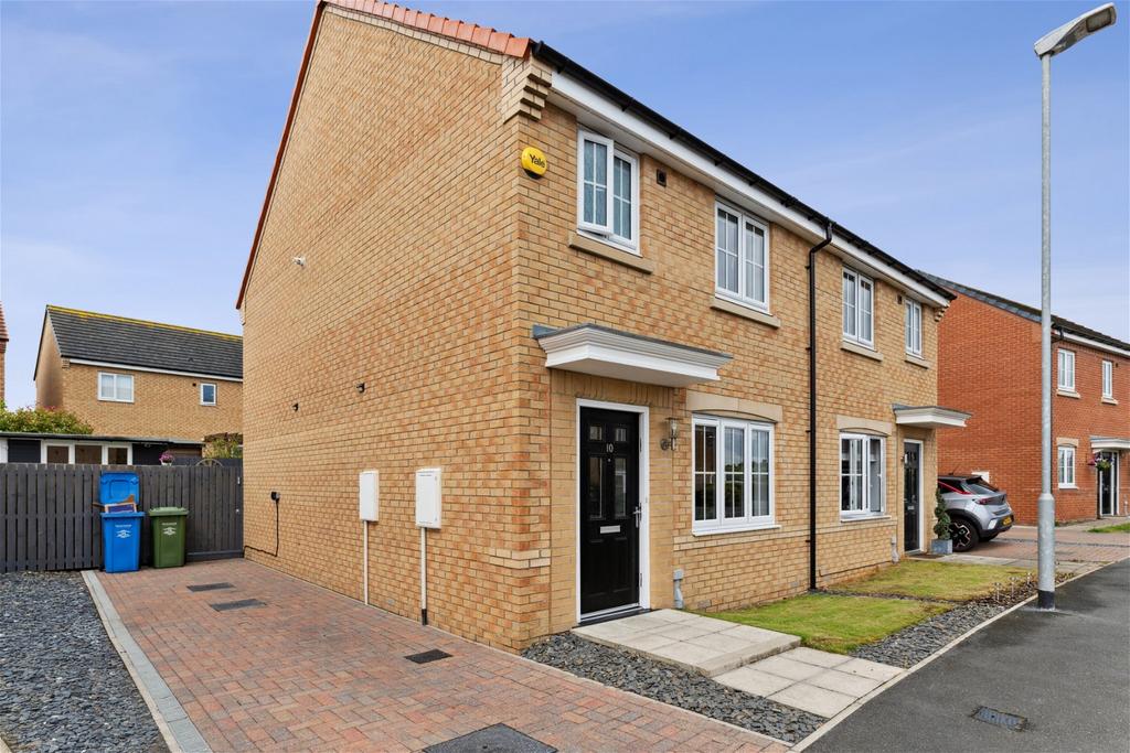 Poppy Drive, Blyth, Northumberland... 3 bed semidetached house £180,000