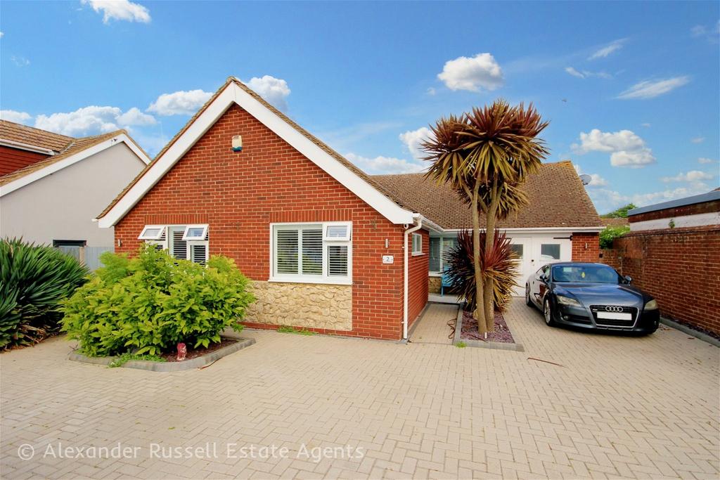 Clarence Avenue, Cliftonville, Margate, CT9 3 bed detached bungalow for