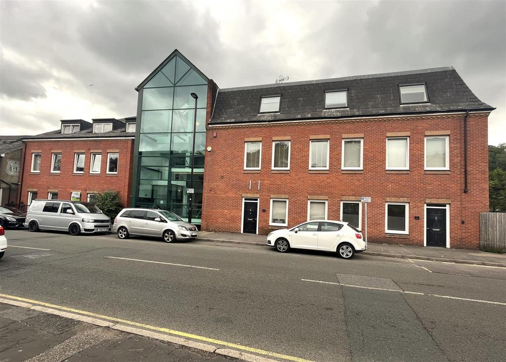 Croydon Road, Caterham 1 bed apartment £1,200 pcm (£277 pw)