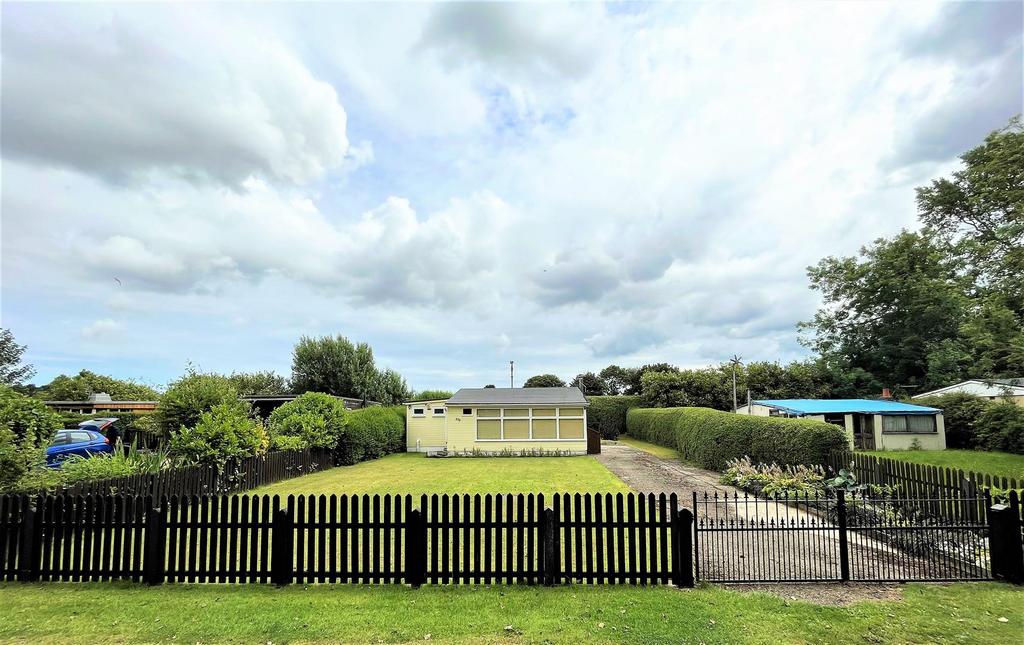 Humberston Fitties, Humberston, Grimsby, N E Lincs, DN36 4EY 2 bed