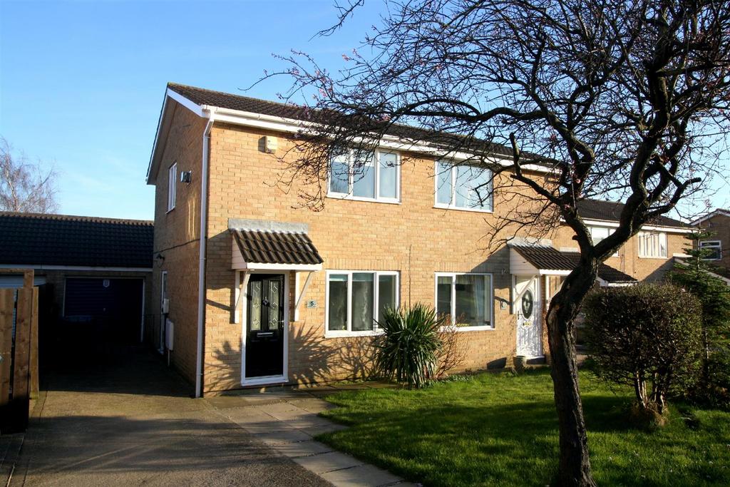 Farnham Close, Woodham Village... 2 bed semidetached house £650 pcm
