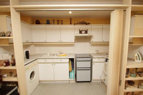 Studio for sale, Greenway Close, New Southgate, N11