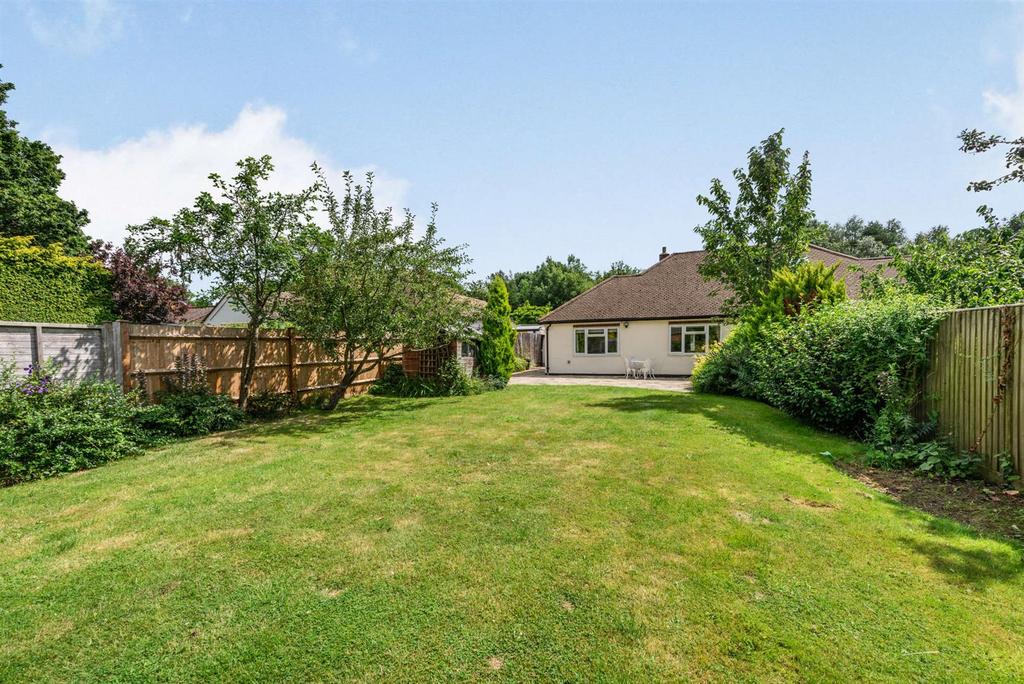 Blackbrook Lane, Bromley 2 bed semidetached bungalow £1,850 pcm (£