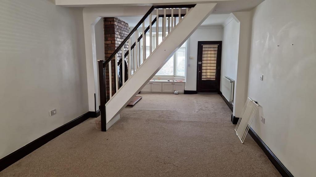 Jeffcock Road, Wolverhampton 3 bed terraced house £900 pcm (£208 pw)