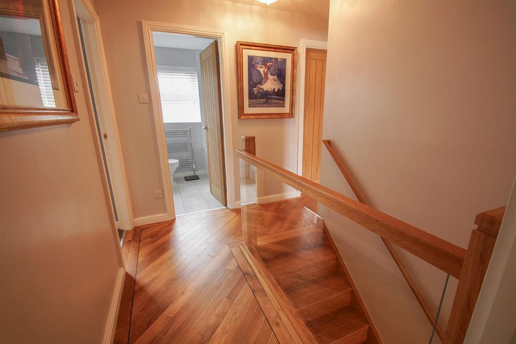 11 Lea Park Rise, landing a.jpg