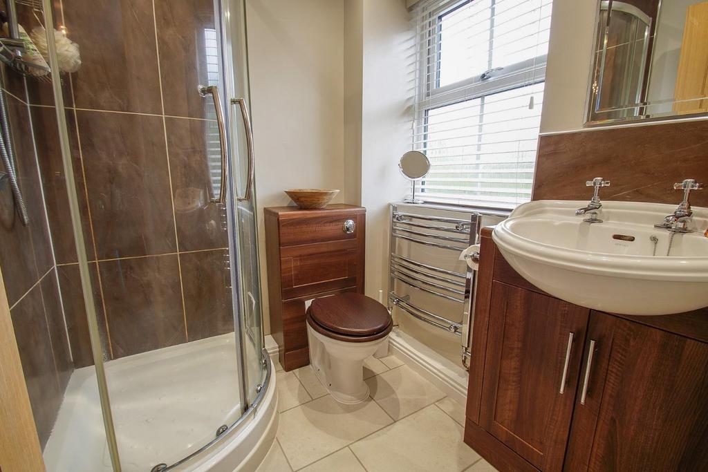 11 Lea Park Rise, ensuite.jpg