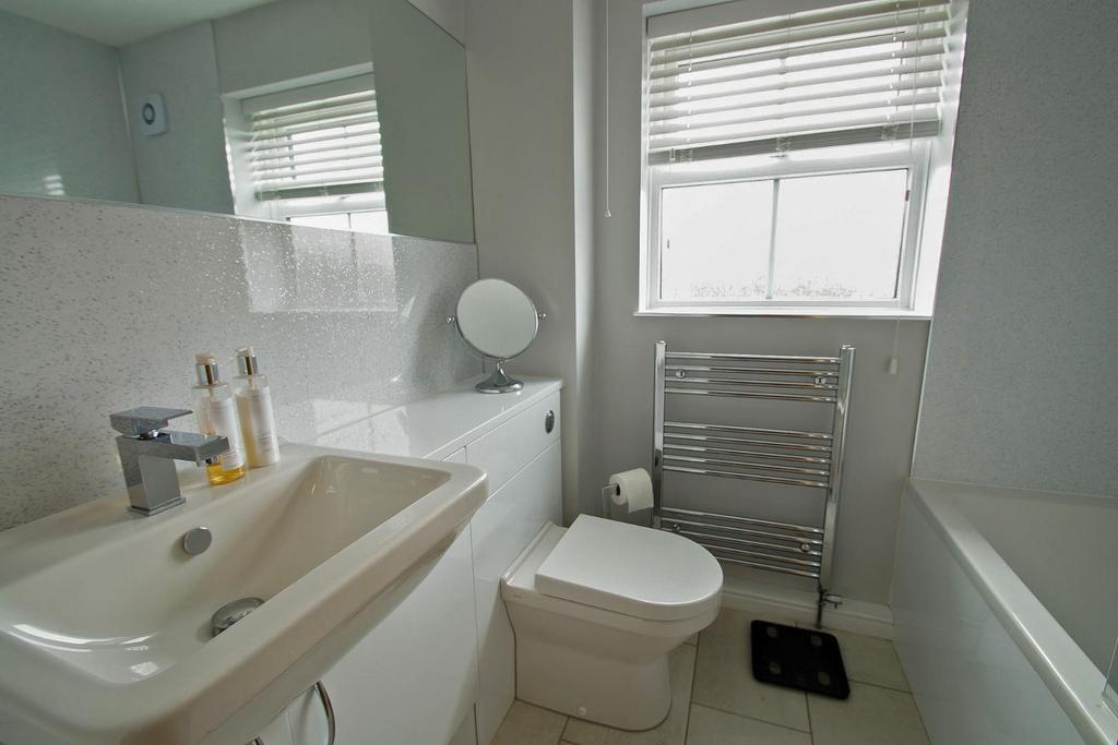 11 Lea Park Rise, bathroom.jpg