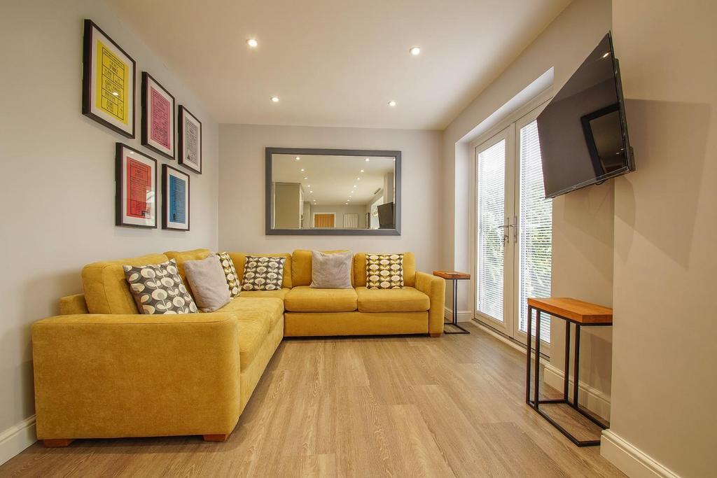 11 Lea Park Rise, kitchen family b.jpg