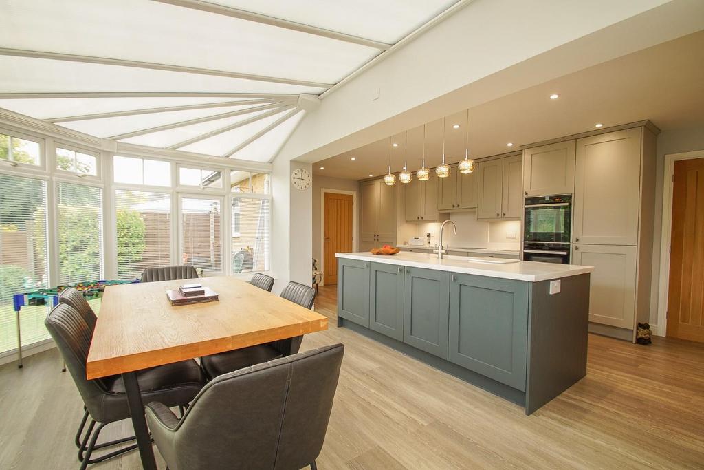 11 Lea Park Rise, kitchen family d.jpg