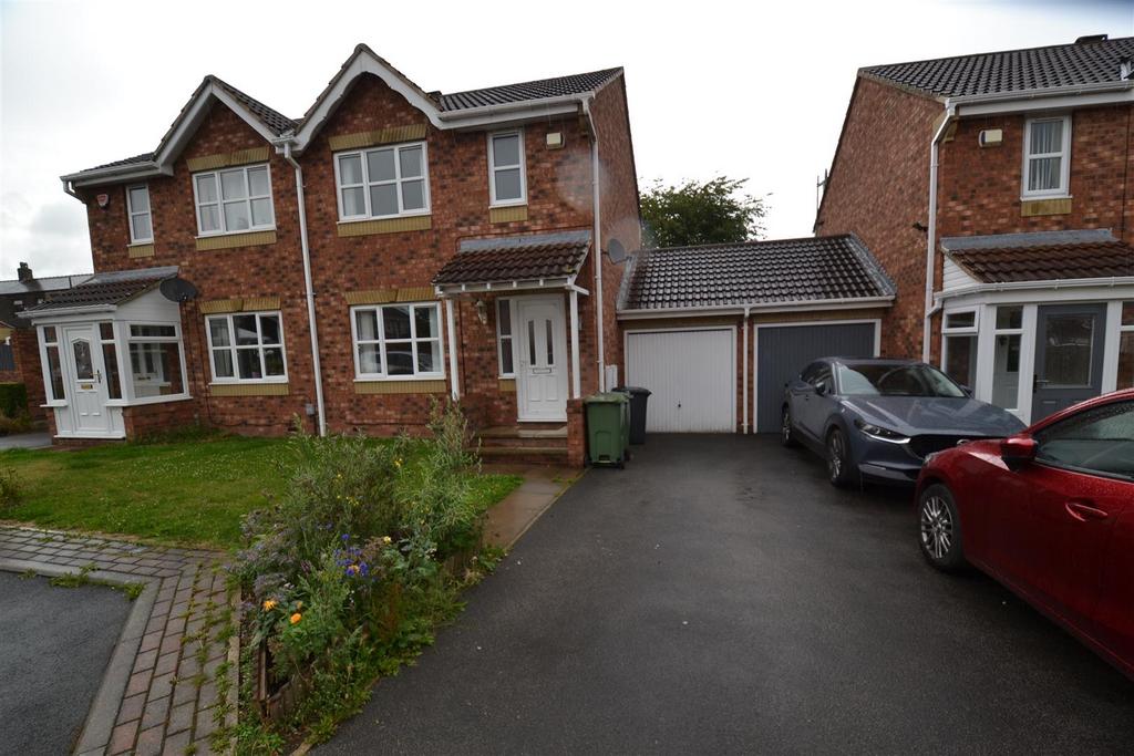 Longfield Court, Heckmondwike 3 bed semidetached house for sale £180,000