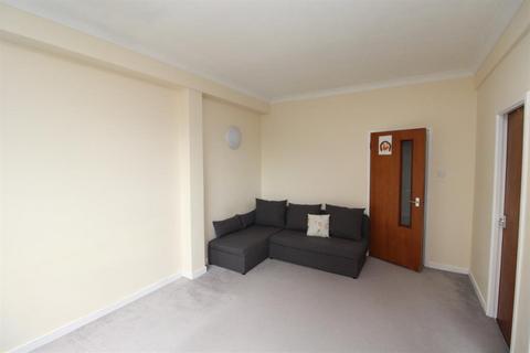 2 bedroom flat for sale, Station Road, New Milton, Hampshire, BH25 6HL