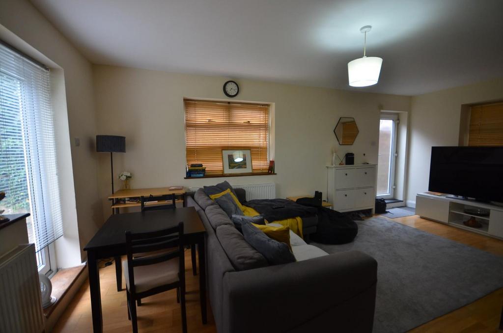 Highland Road, Northwood 2 bed duplex £1,600 pcm (£369 pw)