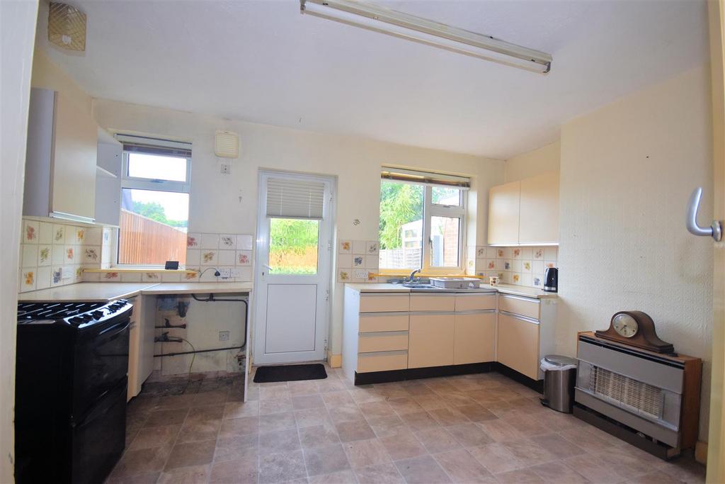 Carrington Crescent, Wendover HP22 2 bed terraced house for sale £300,000