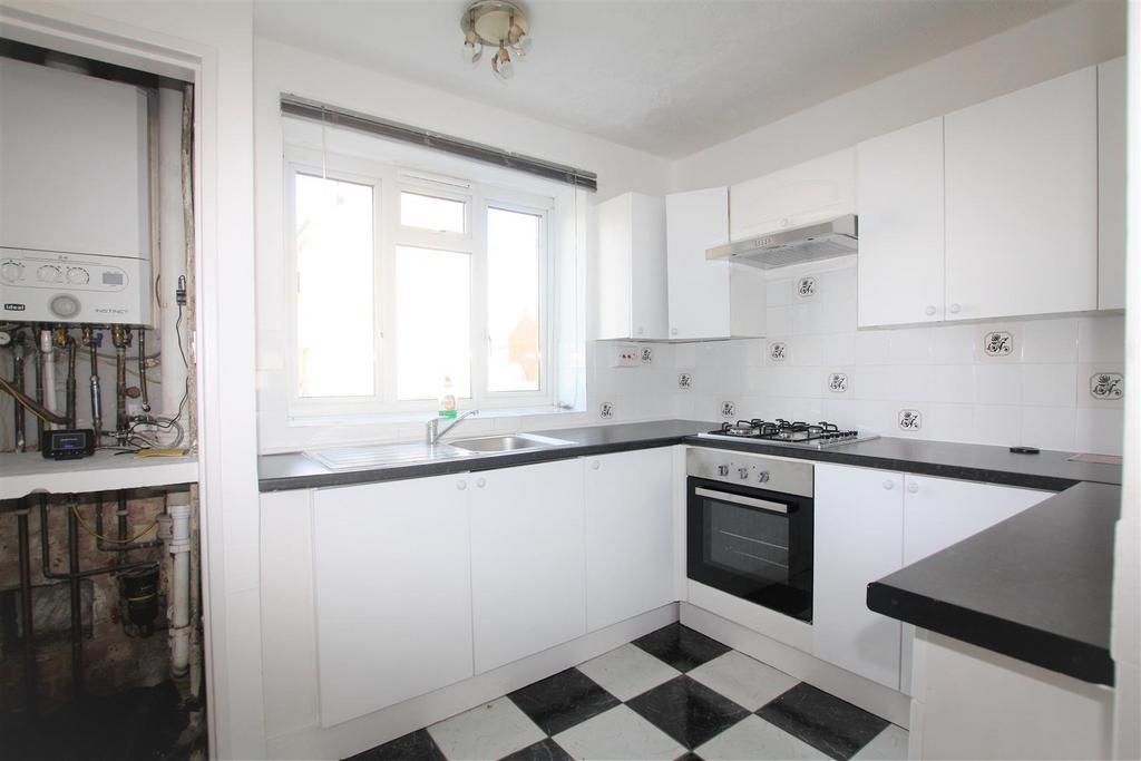 Hatch Gardens, Tadworth 2 bed flat for sale £239,950