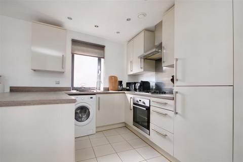 2 bedroom flat for sale, Walnut Tree Close, Guildford