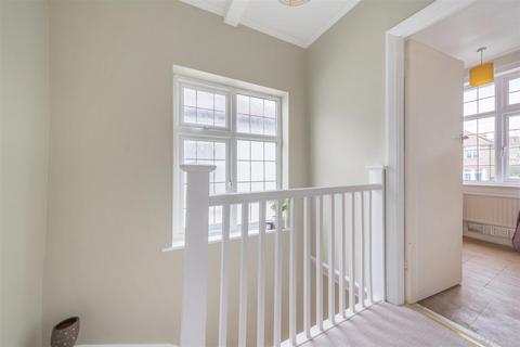 14 Braemar Road, Worcester Park, KT4 8SW