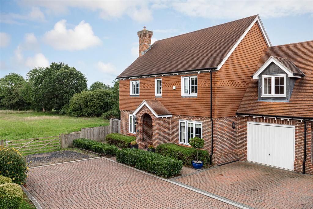 Woodlands Close, Merstham, Redhill 4 bed detached house for sale £750,000