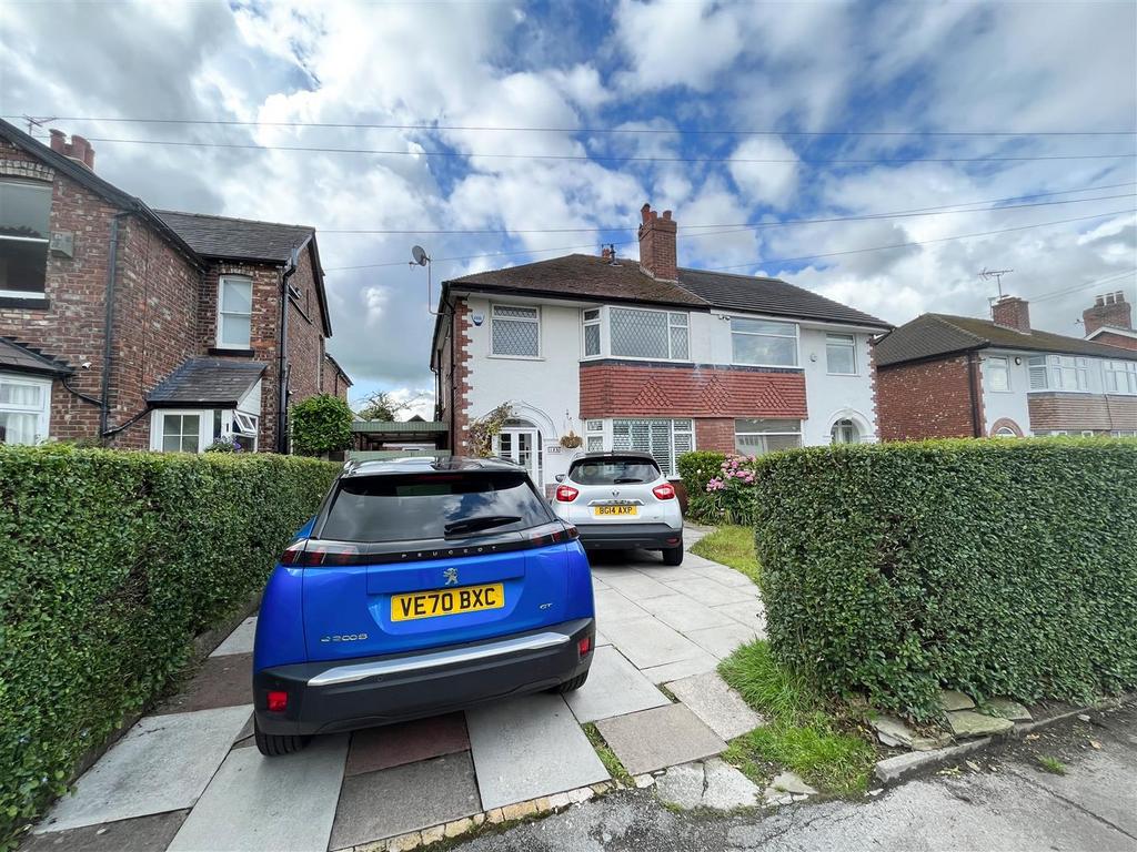 Moor Lane, Woodford, Stockport 3 bed house £1,995 pcm (£460 pw)