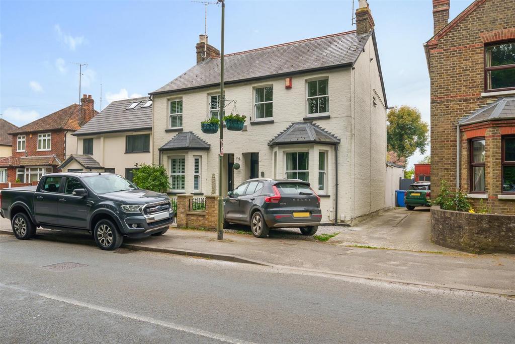 Horton Road, Datchet 3 bed semidetached house £1,850 pcm (£427 pw)