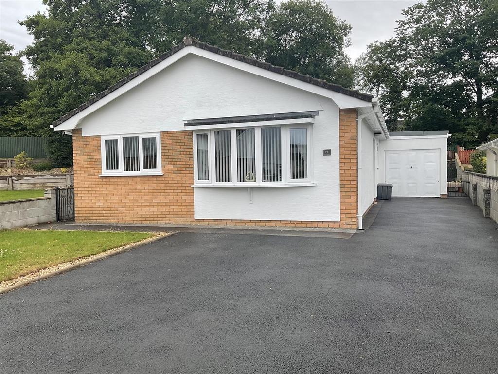 Llwyn Y Bryn, Ammanford 3 bed detached bungalow £275,000