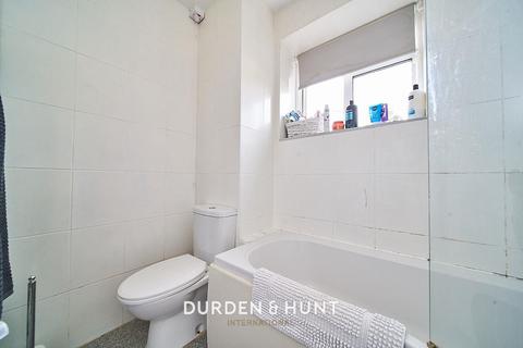 10, Runcorn House Kingsbridge Circus, Romford, RM3 8LX
