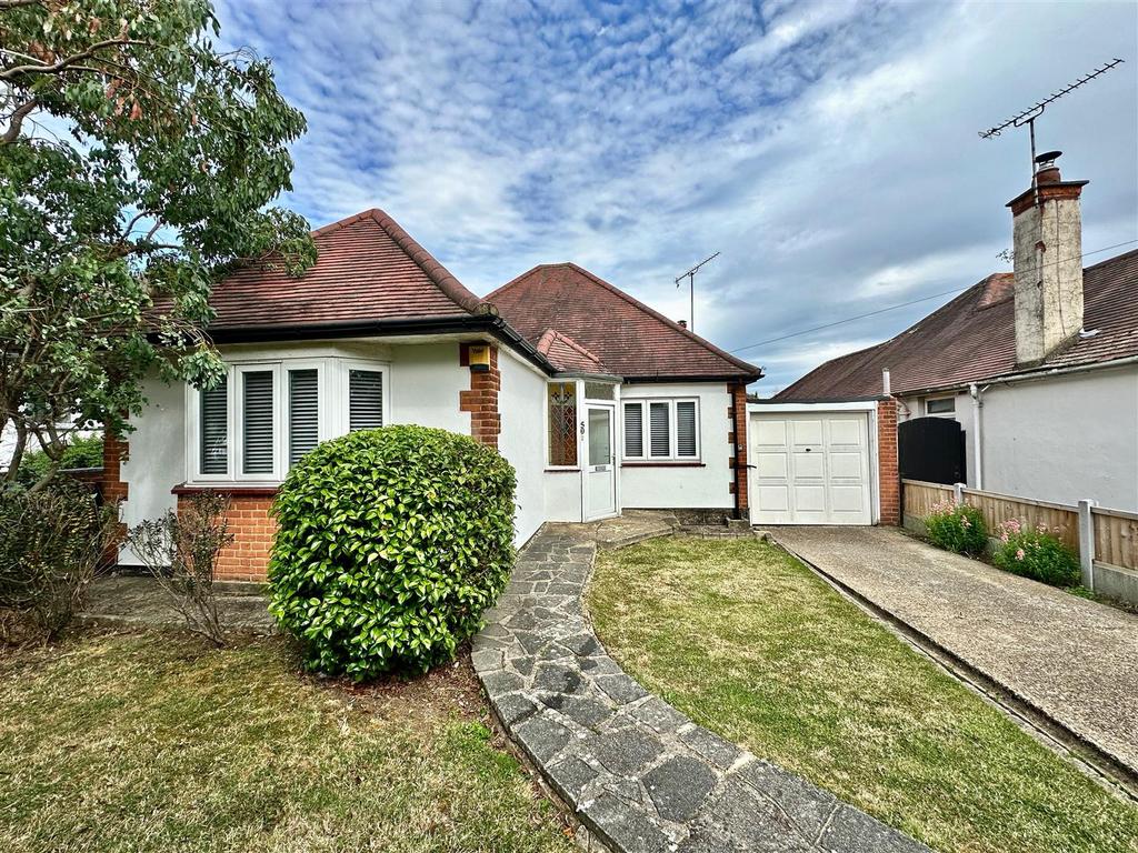 Tattersall Gardens, LeighOnSea 3 bed detached bungalow £1,750 pcm