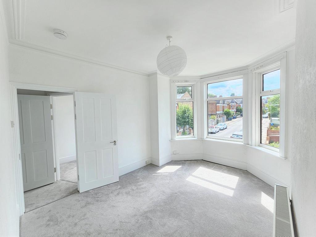 Manor Park Road, London, N2 3 bed flat £2,380 pcm (£549 pw)