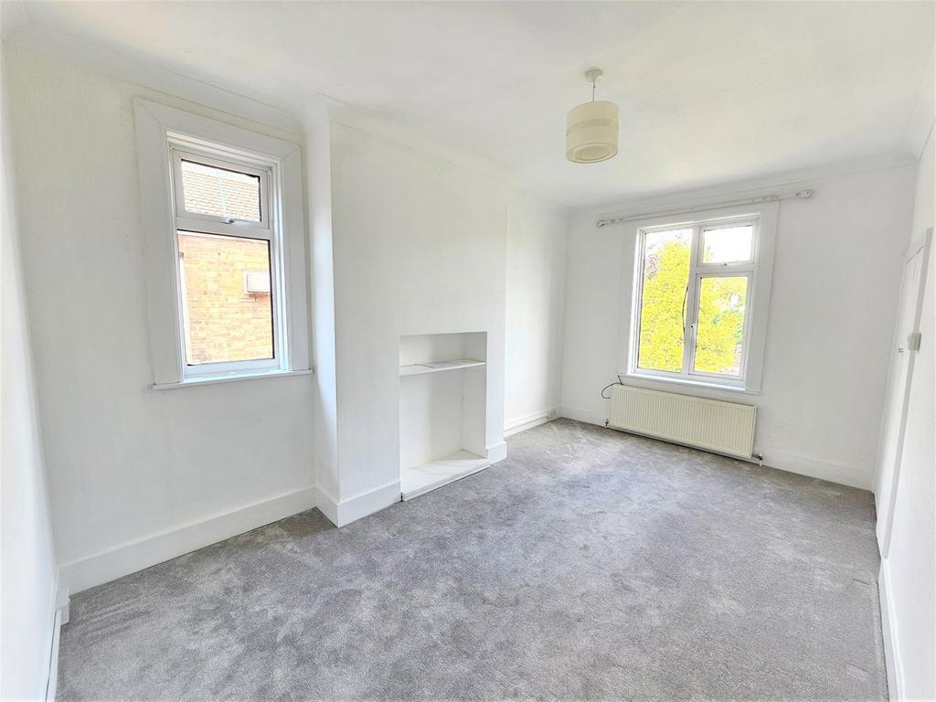 Manor Park Road, London, N2 3 bed flat £2,380 pcm (£549 pw)