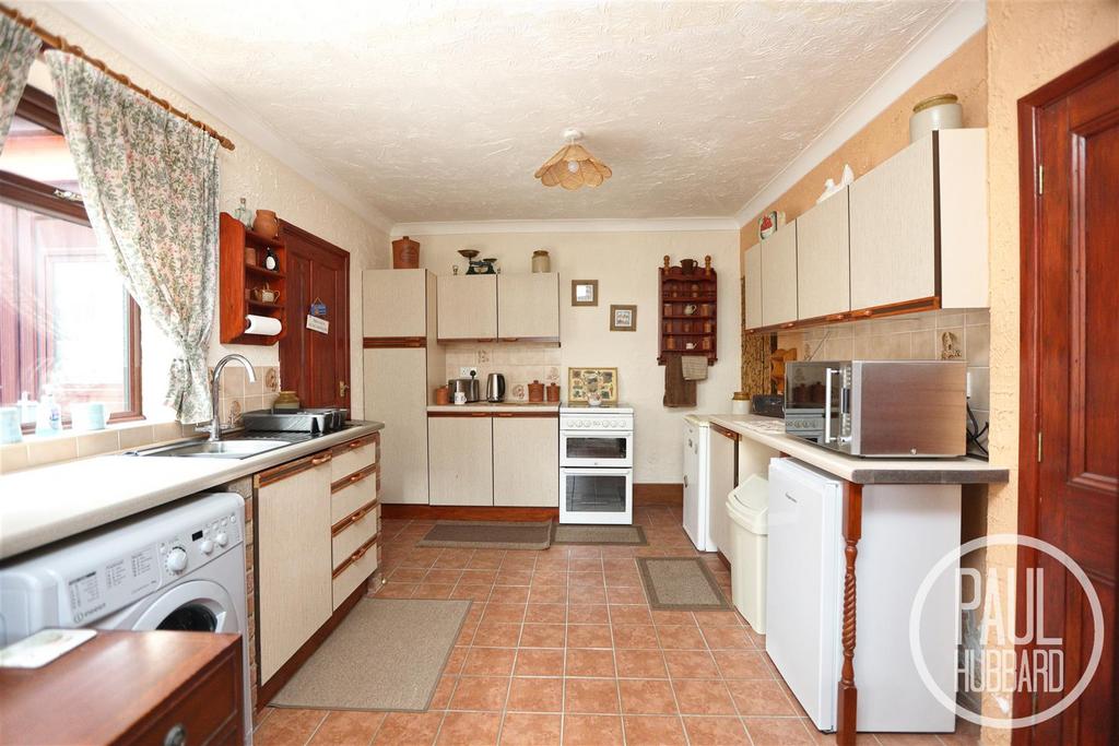 Cambridge Road, Lowestoft, NR32 3 bed semidetached house for sale £
